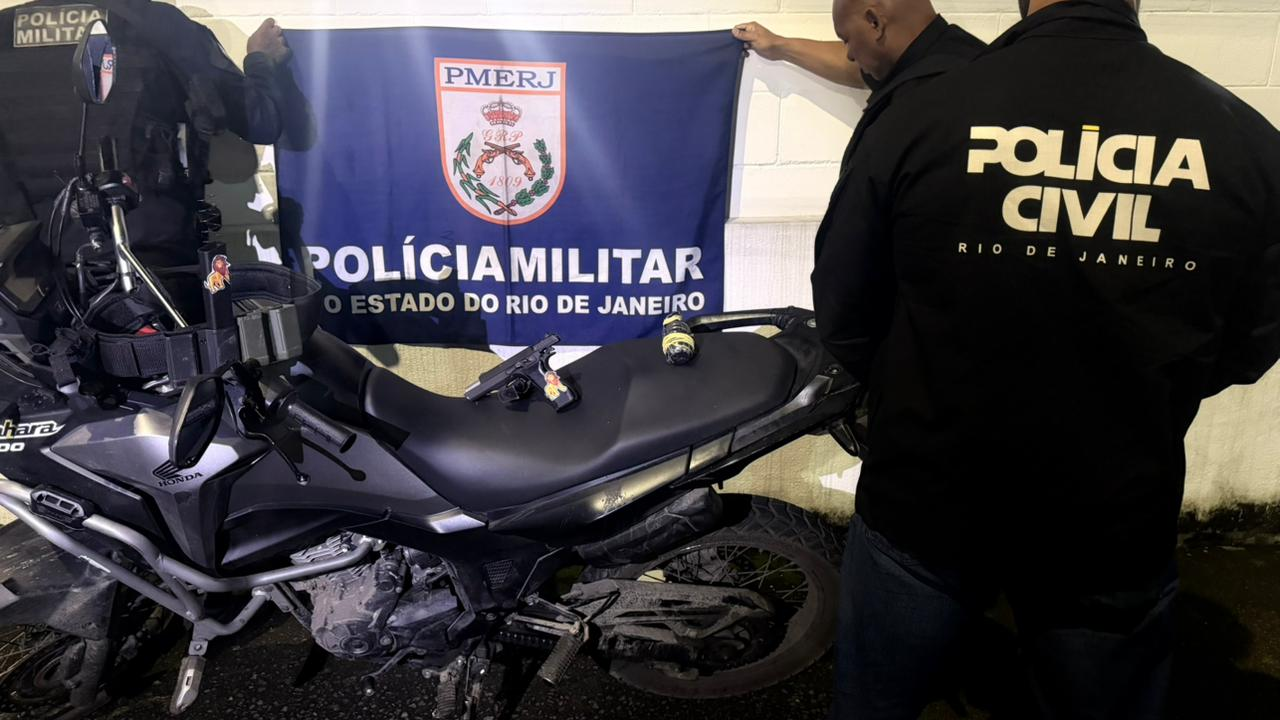 Informações do Disque Denúncia ajudam PMs do 15° BPM a apreender pistola e granada em Duque de Caxias